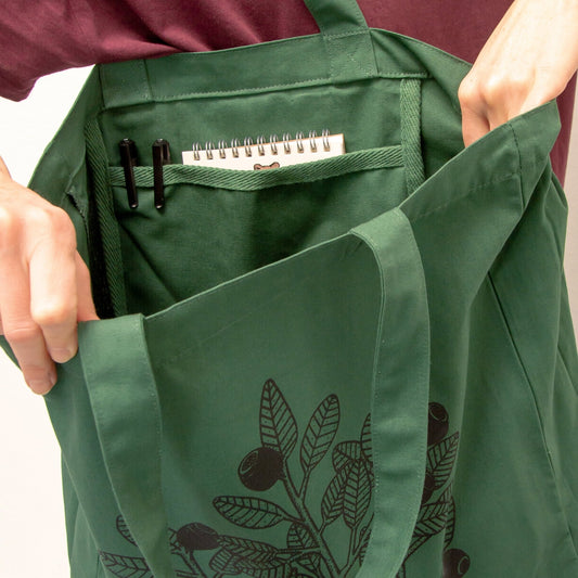 Stoff-Detailansicht der flaschengrünen Blaubeere Tote Bag. Hochwertiges Geschenk aus robustem Bio-Baumwoll-Stoff mit präzisen Nähten, handbedruckt im eigenen Atelier in Hannover.