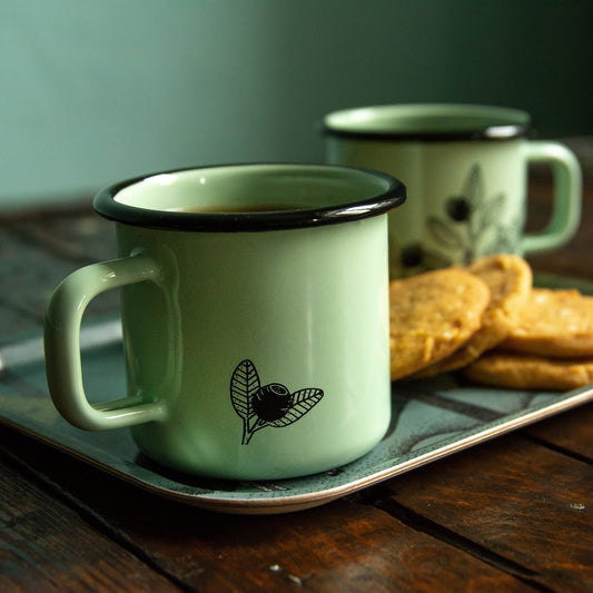 Emaille Tasse Blaubeeren in mint
