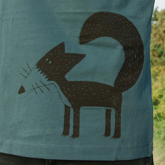 Fuchs T-Shirt Grafik-Motiv in der Nahaufnahme. Detailansicht des hochwertigen, wasserbasierten Siebdrucks von Fuchs Franzi direkt auf dem Stargazer-Stoff.