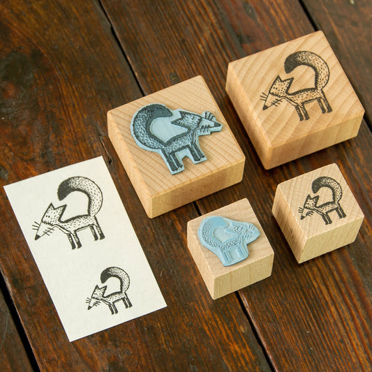 Fuchs Stempel im Set aus Holz in zwei verschiedenen Größen. Die Produktansicht zeigt die Vorderseite und Rückseite des großen und kleinen Bastelstempels aus Buchenholz.
