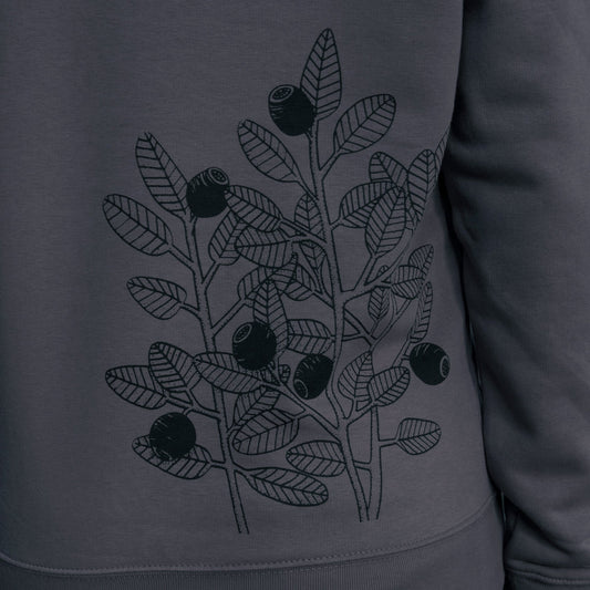 Blaubeere Hoodie Grafik-Design in der Nahaufnahme. Detailansicht des filigranen Beeren-Siebdrucks auf dem dunkelgrauen Bio-Stoff, handbedruckt im eigenen Atelier in Hannover.