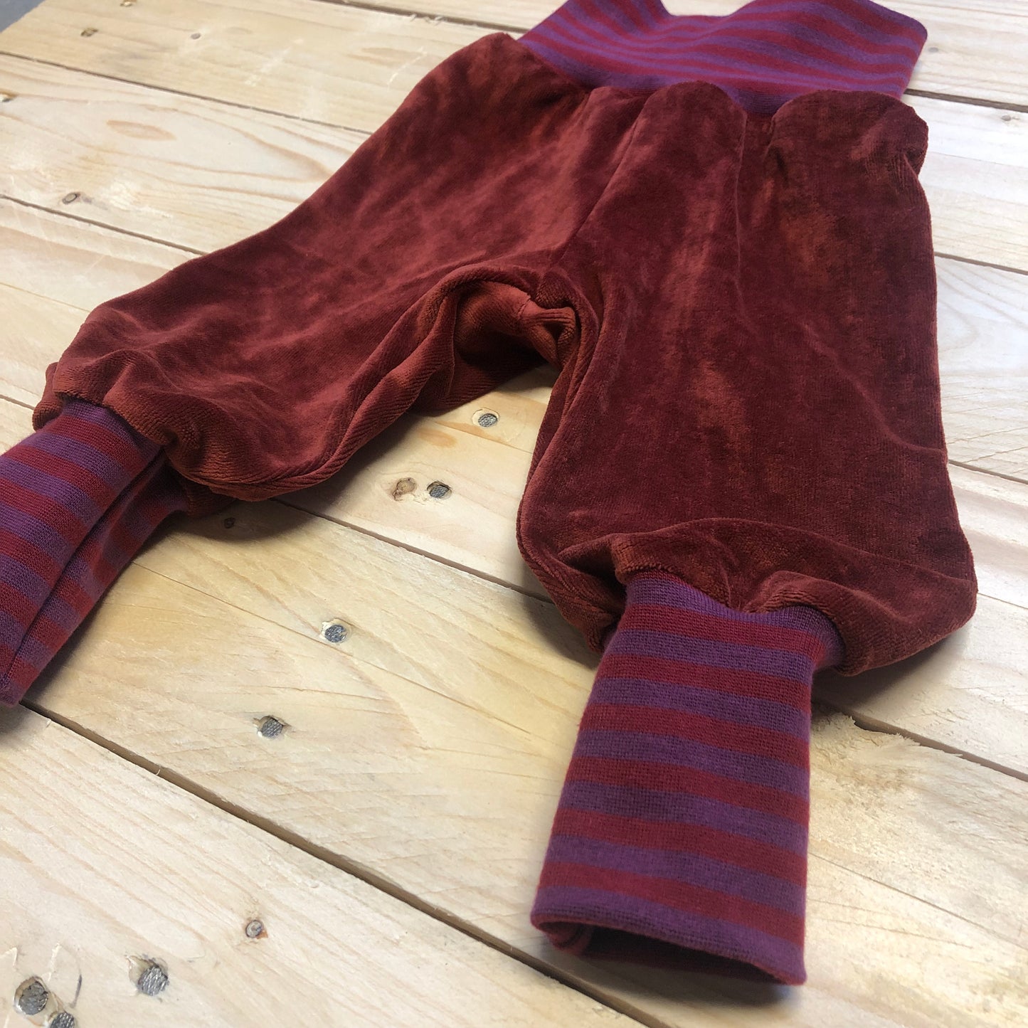 Baby Nickihose in rost / rot-lilagestreift 56/62, 68/74
