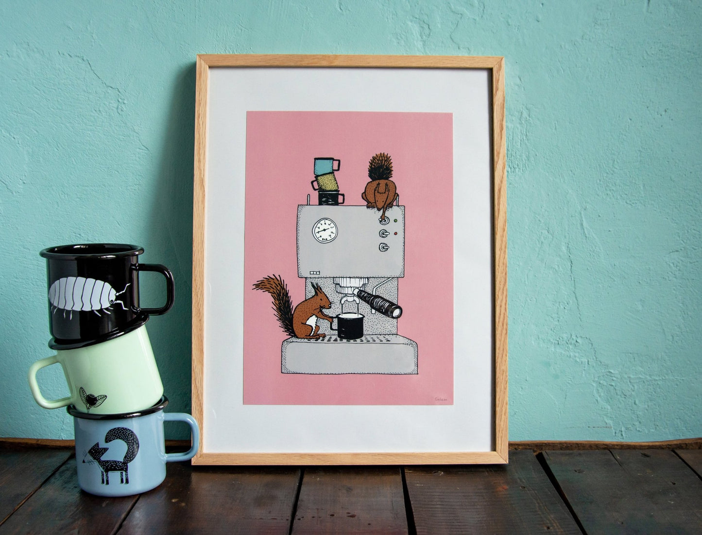 Kaffee Poster im modernen Rahmen als stilvolle Wanddeko für die Küche. Gerahmter Kunstdruck mit der lustigen Eichhörnchen-Illustration als Geschenkidee für Kaffeeliebhaber.