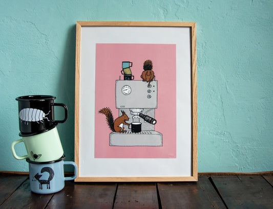 Kaffee Poster im modernen Rahmen als stilvolle Wanddeko für die Küche. Gerahmter Kunstdruck mit der lustigen Eichhörnchen-Illustration als Geschenkidee für Kaffeeliebhaber.