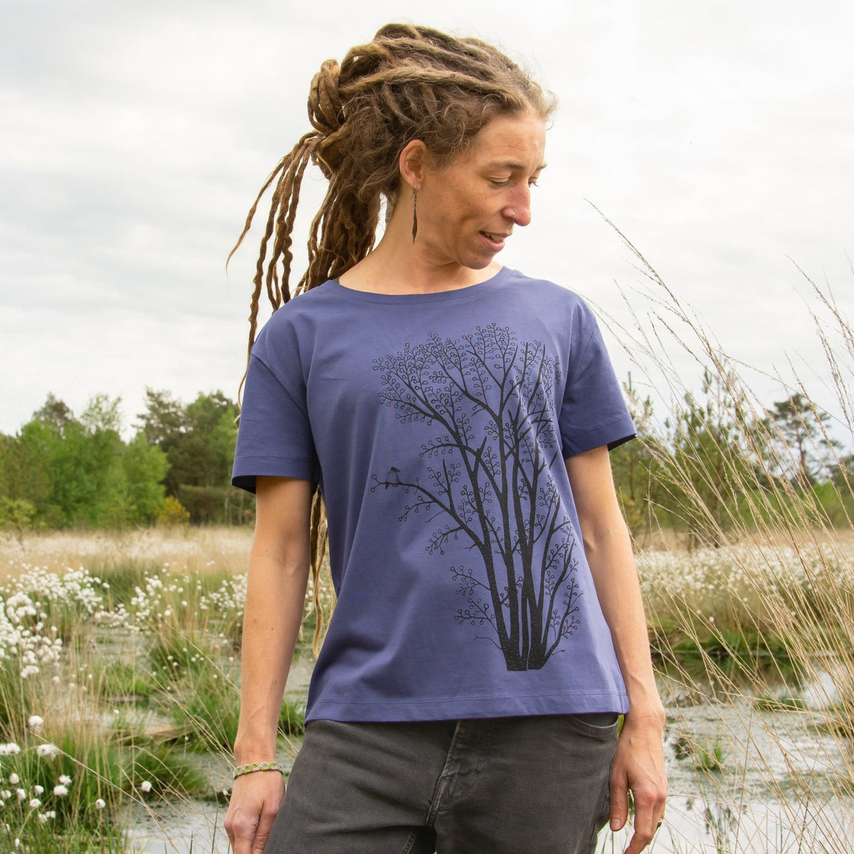 Damen T-Shirt Baum mit großer Baumgrafik und kleiner Elster als Detail