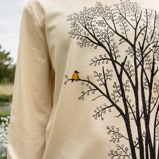 Tshirt Langarm vogel Grafik-Design in der Nahaufnahme. Detailansicht des filigranen Erlenbaum-Siebdrucks auf dem ungebleichten Bio-Stoff, handbedruckt im eigenen Atelier in Hannover.