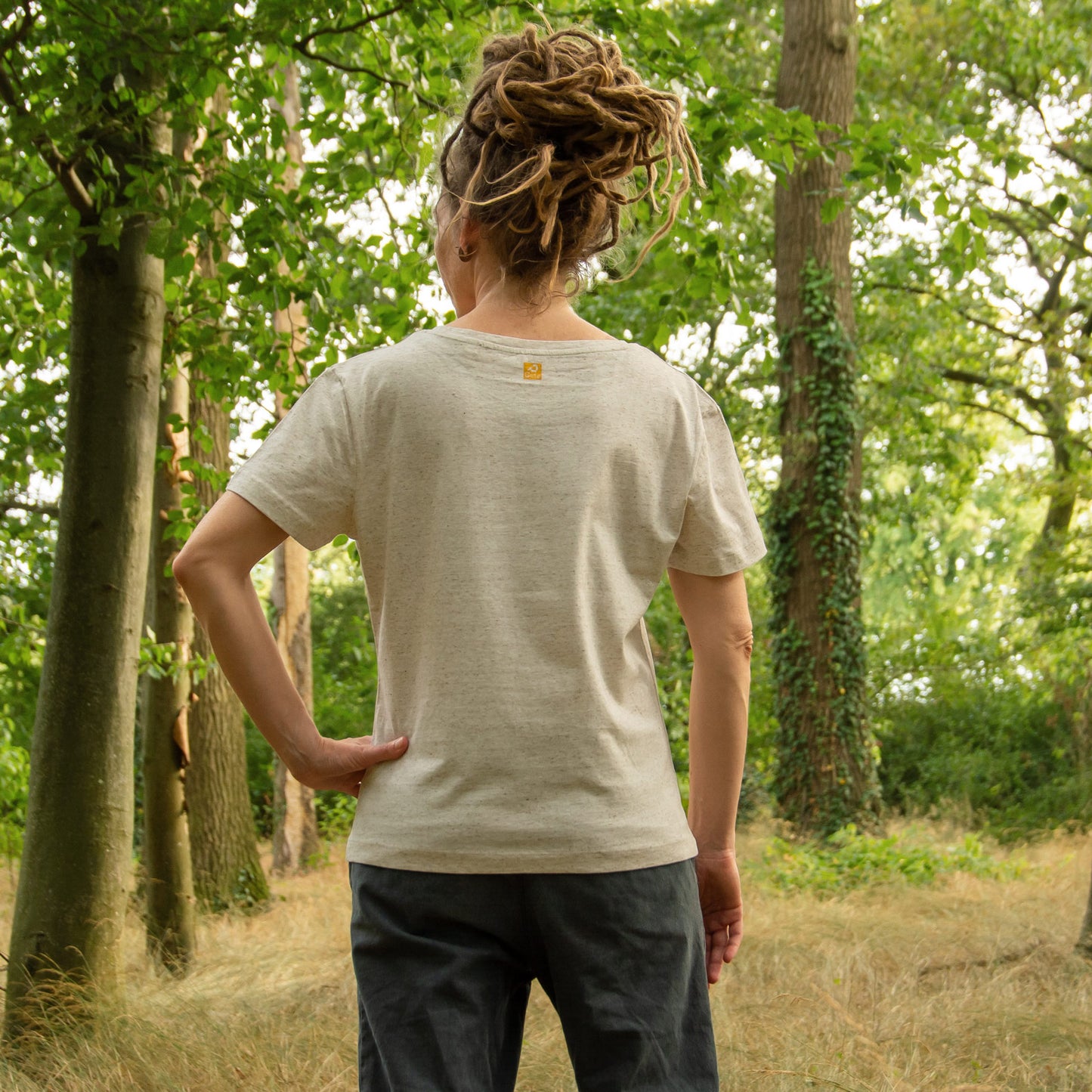 Rückansicht eines Damen Bio-T-Shirts in Eco Heather mit kleinem Logo im Nacken