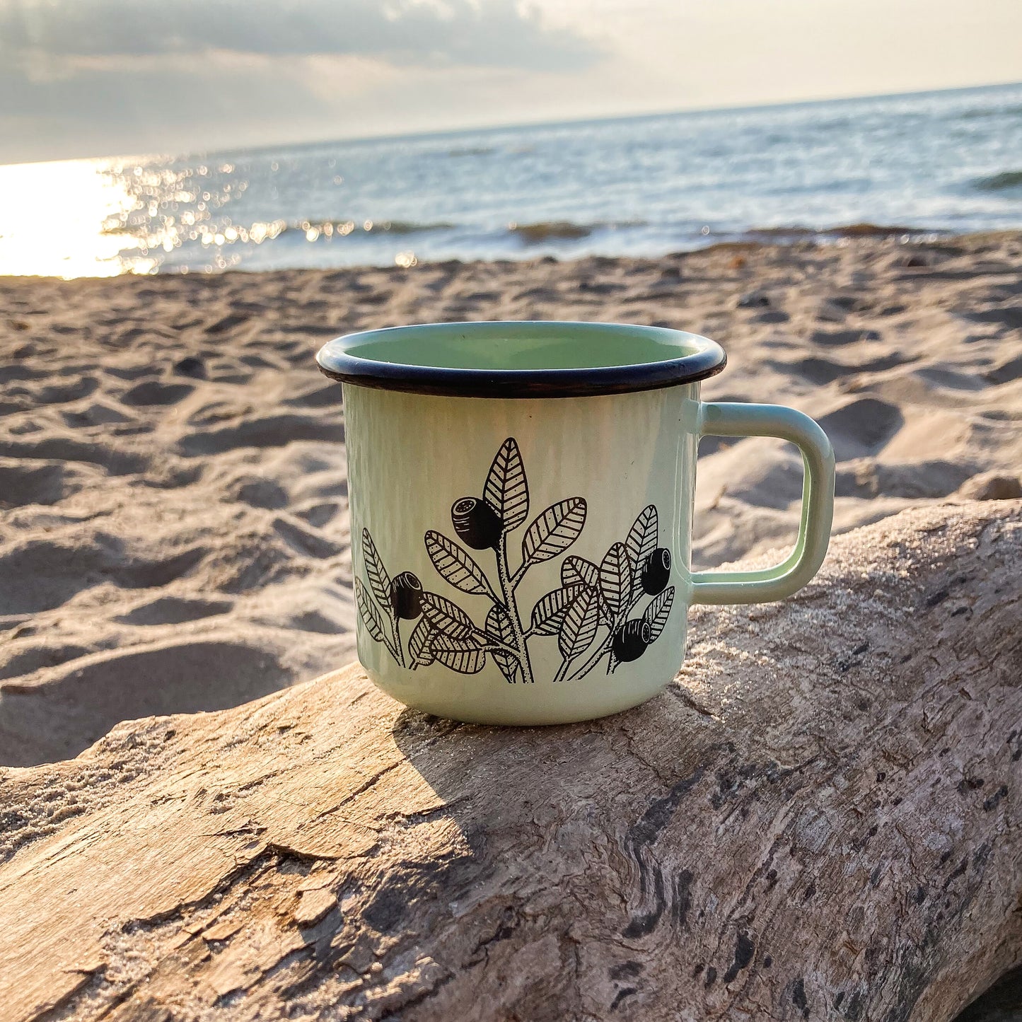 Emaille Tasse Blaubeeren in mint