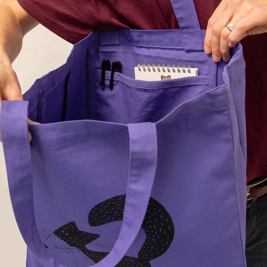 Stoff-Detailansicht der lila Fuchs Tote Bag. Hochwertiges Geschenk aus robustem Bio-Baumwoll-Stoff mit präzisen Nähten, handbedruckt im eigenen Atelier in Hannover.