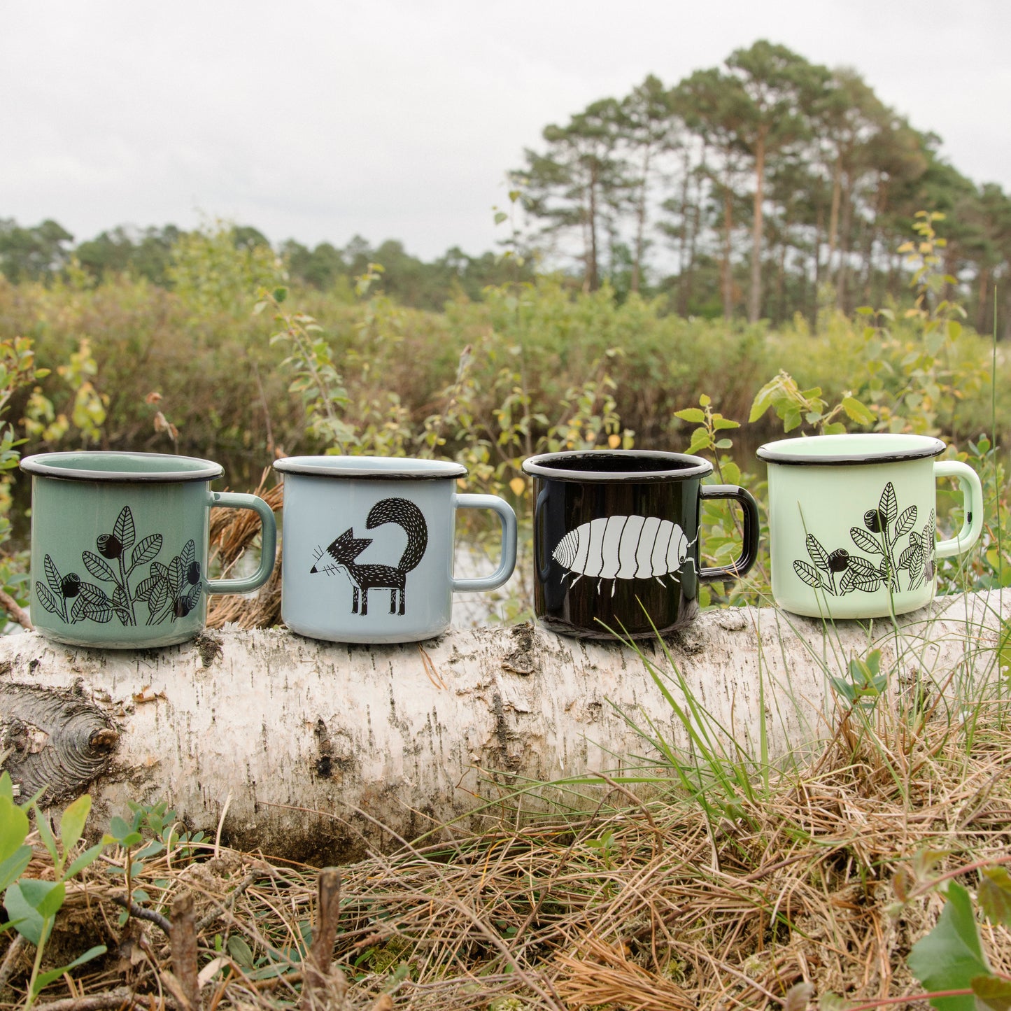 Emaille Tasse Blaubeeren in tannengrün