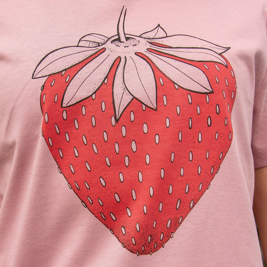 Erdbeer Tshirt Grafik-Design in der Nahaufnahme. Detailansicht des großen Früchte-Siebdrucks auf dem dickeren Bio-Stoff (180g/m²), handbedruckt im eigenen Atelier in Hannover.