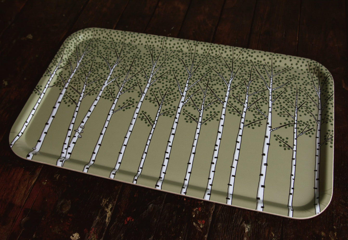 Nordisches Design Serviertablett groß und rechteckig in Grün. Handgefertigtes Holztablett aus Birkenfurnier im botanischen Natur-Look mit Birkenwald-Motiv. Stilvolles Wohnaccessoire von unserem deutsch-schwedischen Label.