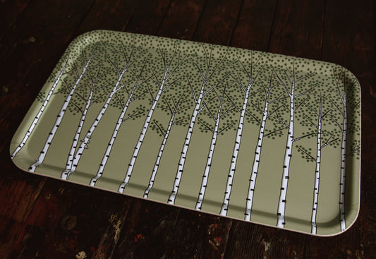 Nordisches Design Serviertablett groß und rechteckig in Grün. Handgefertigtes Holztablett aus Birkenfurnier im botanischen Natur-Look mit Birkenwald-Motiv. Stilvolles Wohnaccessoire von unserem deutsch-schwedischen Label.