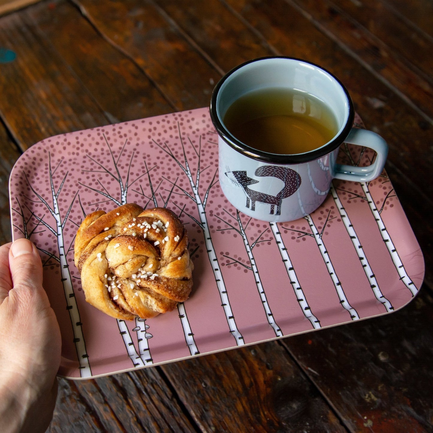Kinderteller aus Holz im schwedischen Design mit Emaille-Tasse. Altrosa Frühstückstablett, dekoriert mit einer Zimtschnecke und unserer hellblauen Cmig Emaille-Tasse mit Franzi-Fuchs-Motiv für Naturliebhaber.