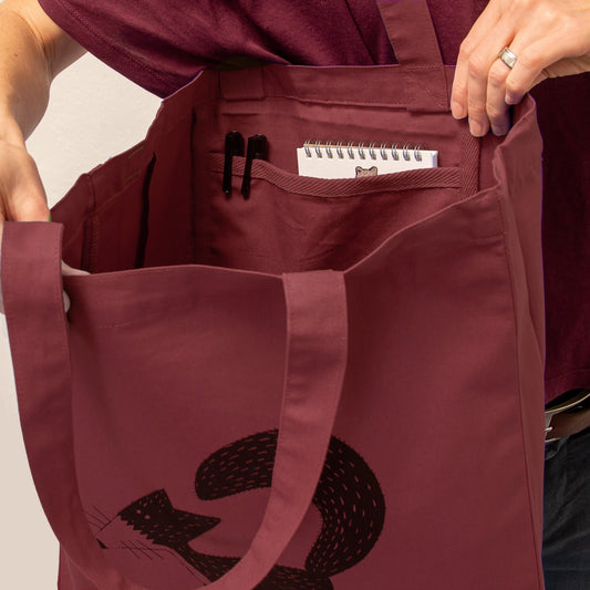Stoff-Detailansicht der weinroten Fuchs Tote Bag. Hochwertiges Geschenk aus robustem Bio-Baumwoll-Stoff mit präzisen Nähten, handbedruckt im eigenen Atelier in Hannover.