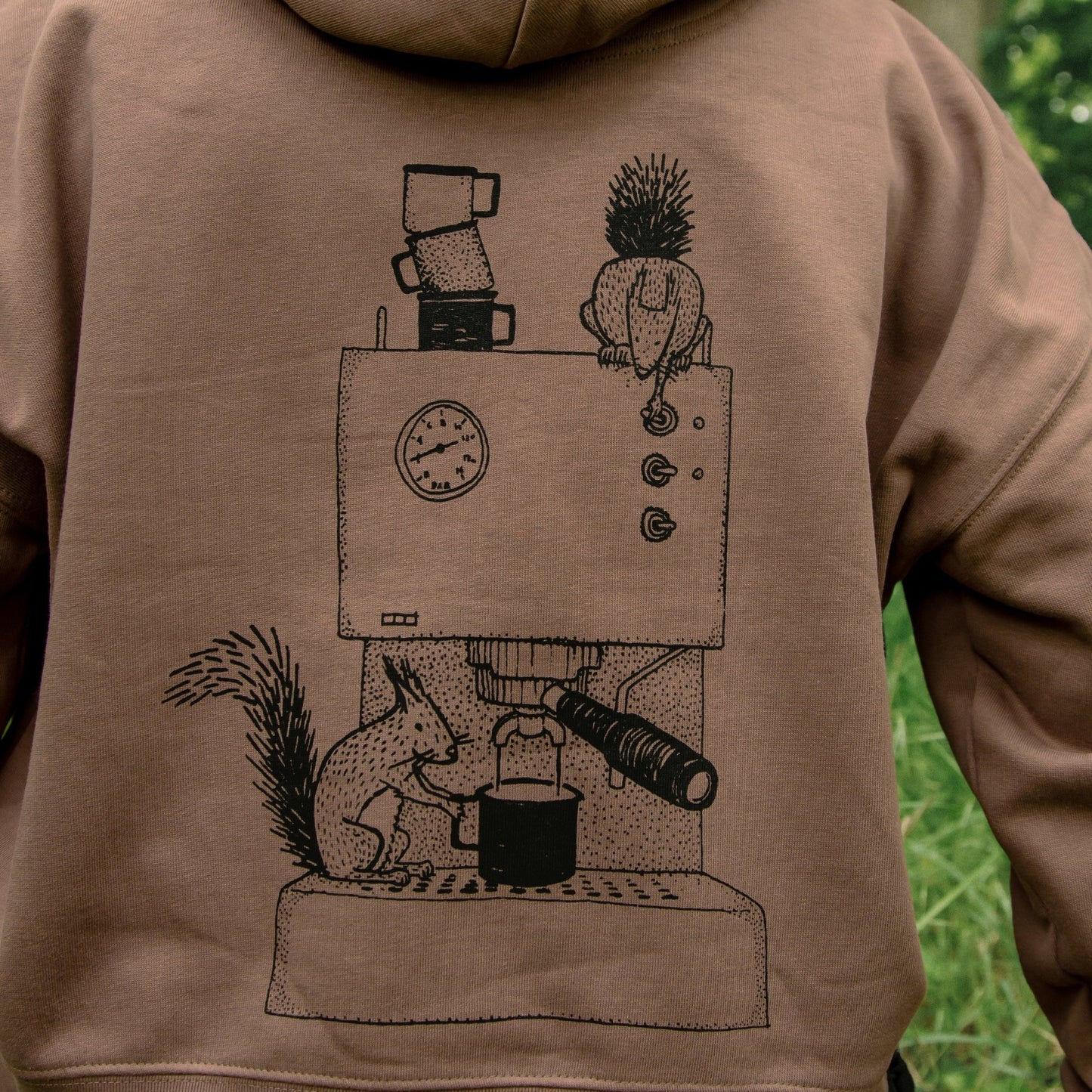 Kaffee Hoodie Damen – Detailansicht des Siebdruck-Motivs mit Eichhörnchen und Espressomaschine