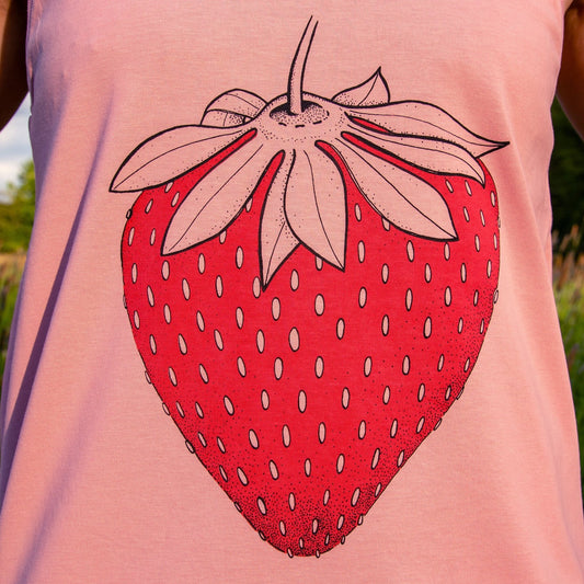 Erdbeer Tanktop Grafik-Design in der Nahaufnahme. Detailansicht des großen Beeren-Siebdrucks auf dem pink-terracottafarbenen Bio-Stoff, handbedruckt im eigenen Atelier in Hannover.