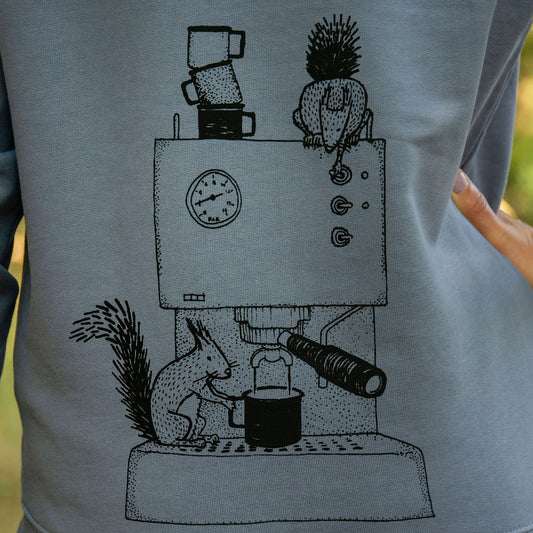 Detailansicht des Siebdruckmotivs auf einem Kaffee Hoodie mit zwei Eichhörnchen und einer Espressomaschine als Kaffee-Backprint.