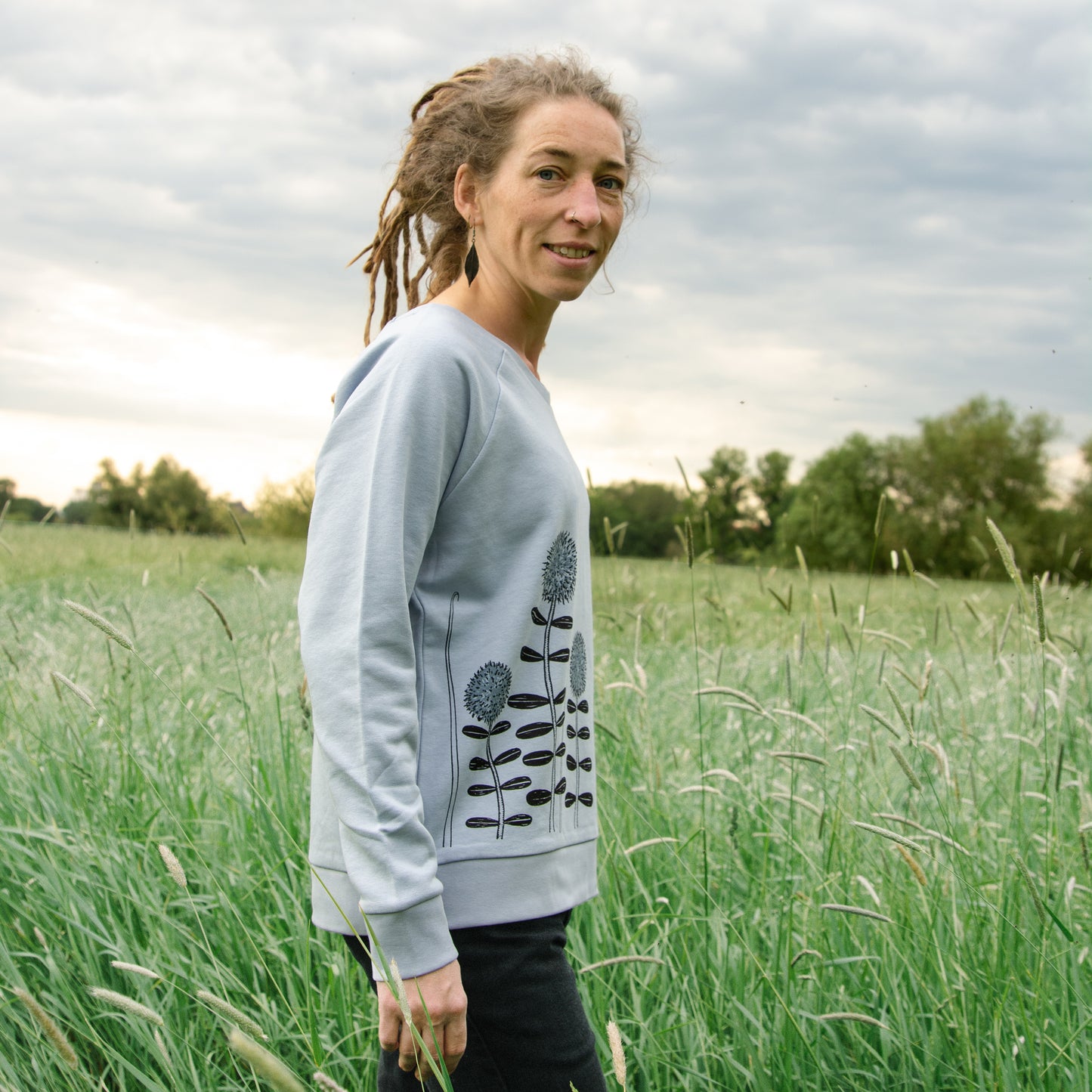Waldblumen Pulli in serene blue S-XXL