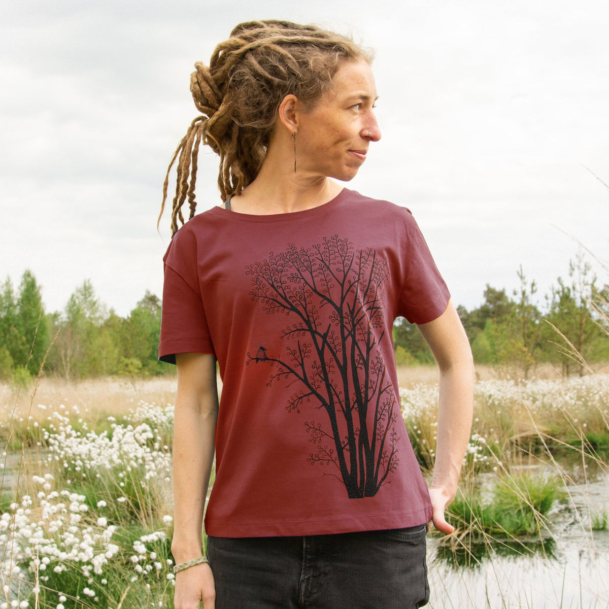 Damen T-Shirt Baum mit großer Baumgrafik und kleiner Elster als Detail