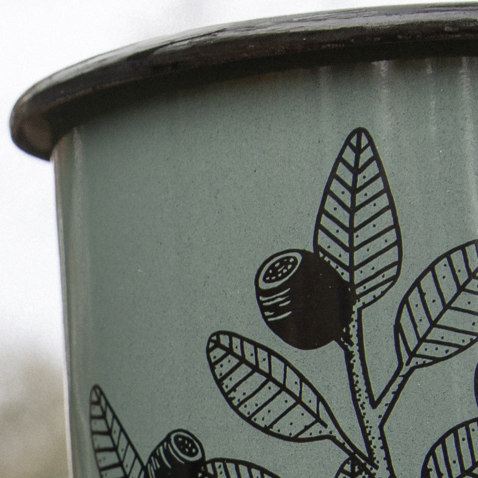 Emaille Tasse Blaubeeren in tannengrün