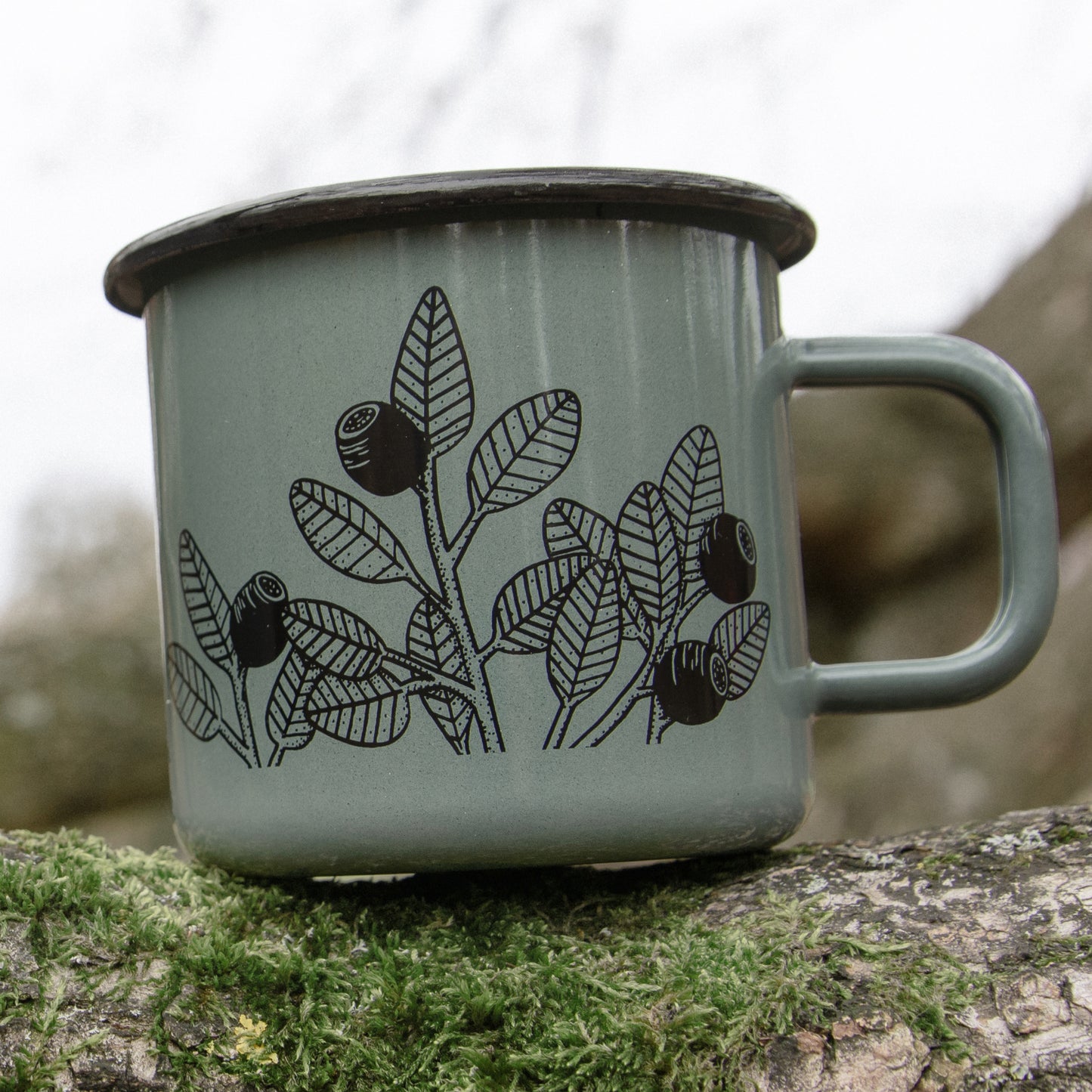 Emaille Tasse Blaubeeren in tannengrün