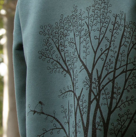 Detailansicht der Kapuzenjacke mit Baum-Siebdruck in Stargazer