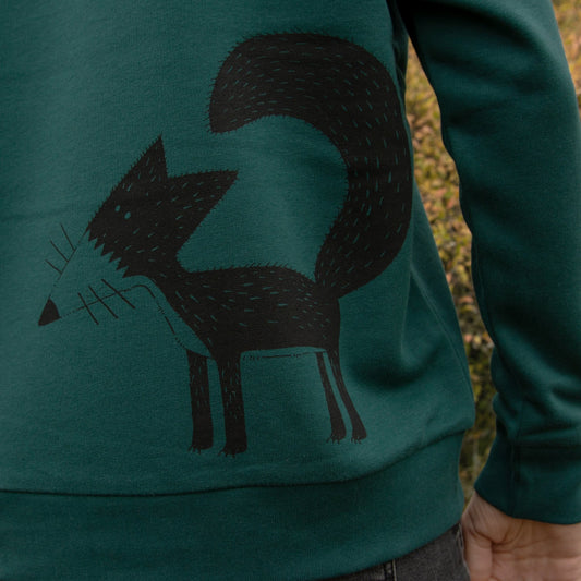 Nahaufnahme des Fuchs-Motivs Franzi auf dem Damen Pullover. Detailansicht des hochwertigen, wasserbasierten Siebdrucks auf dem hellgrünen Glaze Green Sweatshirt-Stoff.