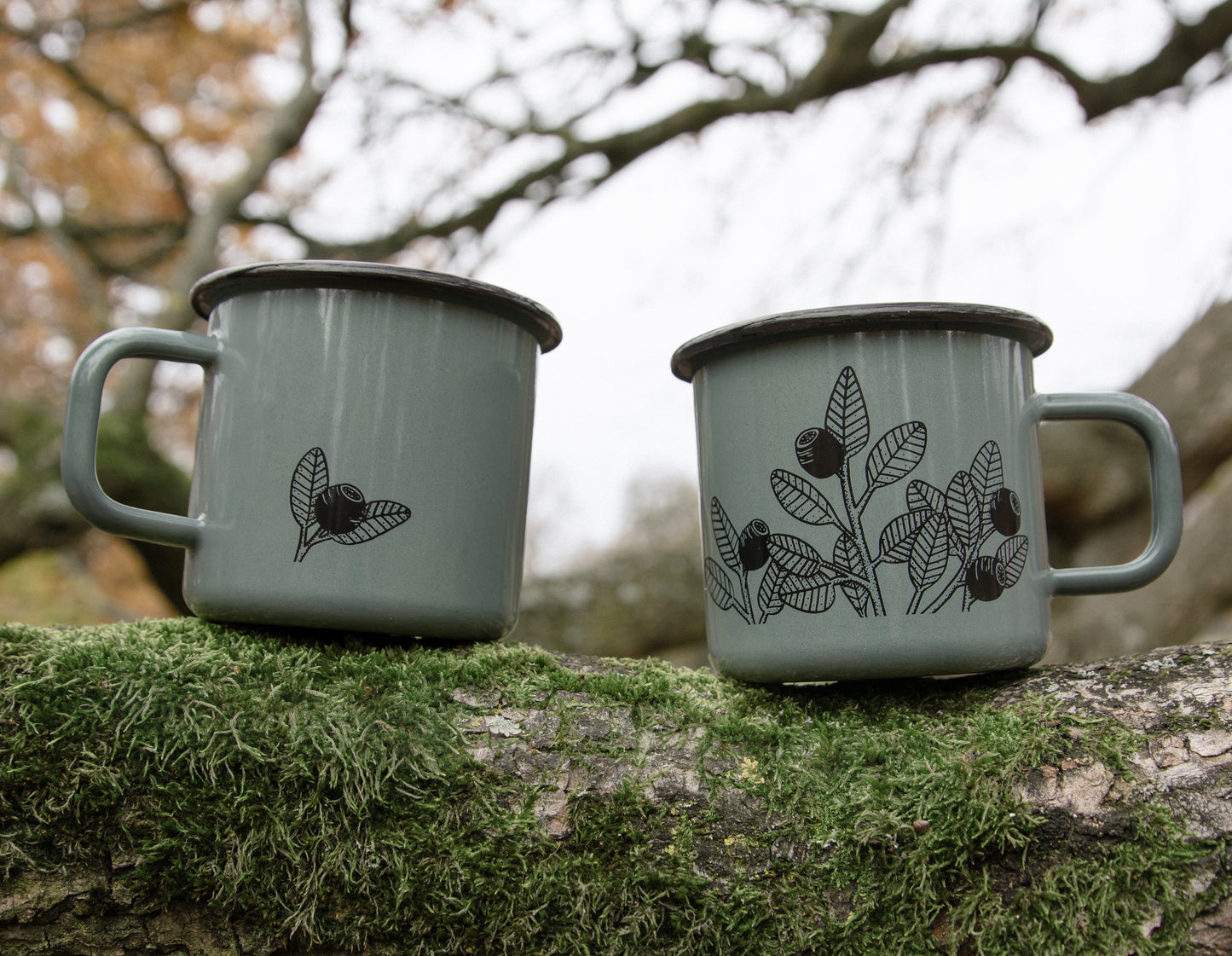 Emaille Tasse Blaubeeren in tannengrün