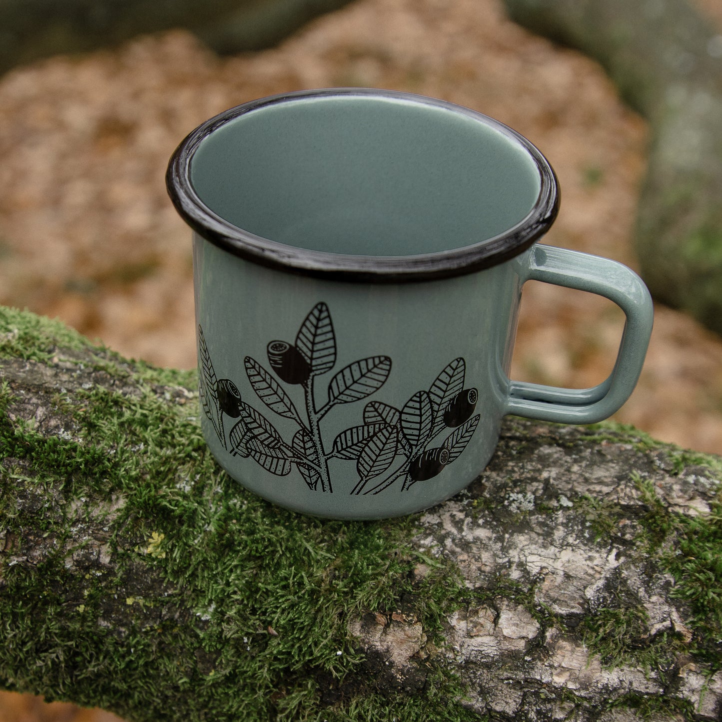 Emaille Tasse Blaubeeren in tannengrün