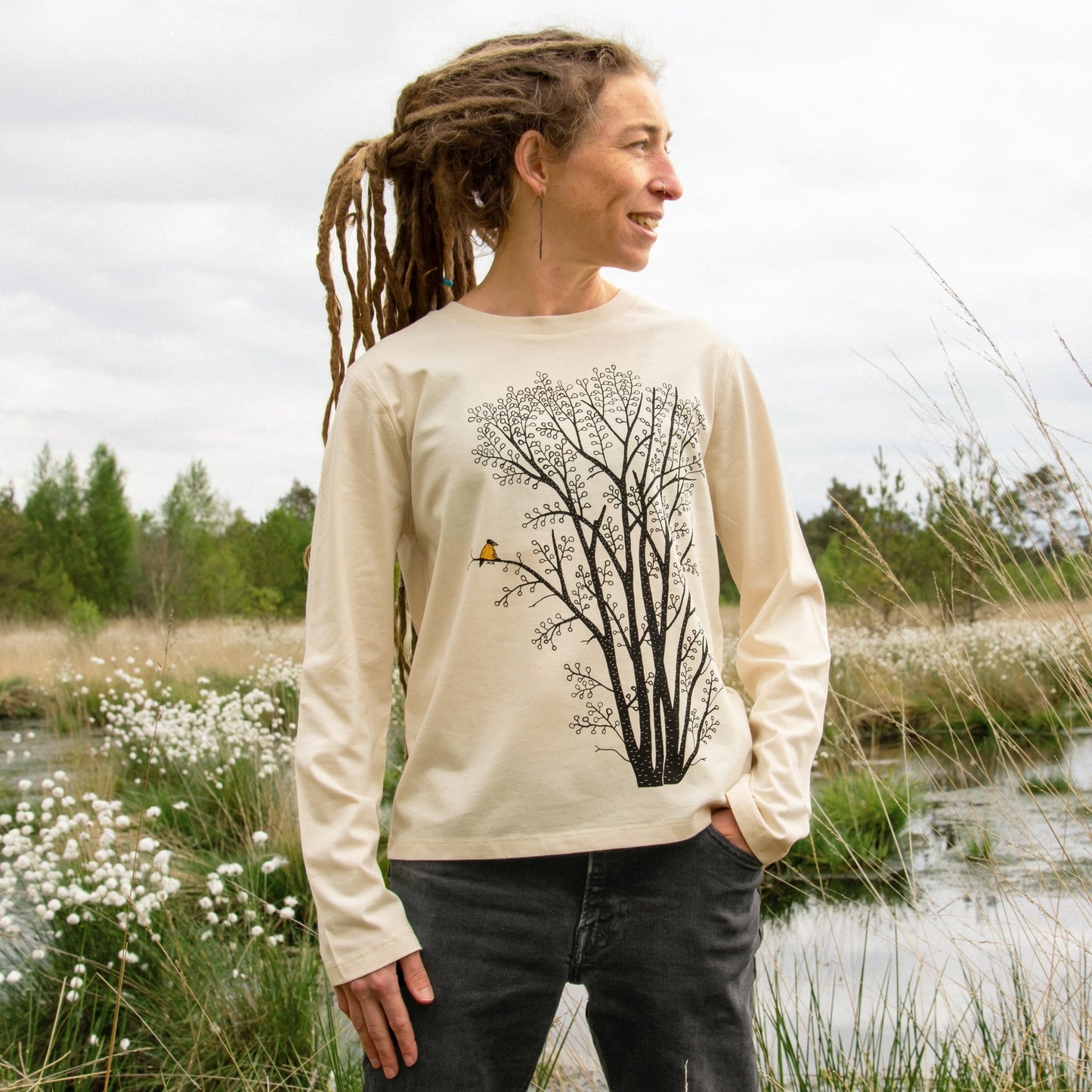 Langarmshirt Baum Motiv für Damen im Naturton Natural Raw. Die klassische Vorderansicht zeigt das große, detailreiche Erlenbaum-Design als hochwertigen Frontprint auf dem Bio-Oberteil.
