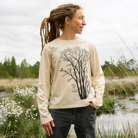 Langarmshirt Baum Motiv für Damen im Naturton Natural Raw. Die klassische Vorderansicht zeigt das große, detailreiche Erlenbaum-Design als hochwertigen Frontprint auf dem Bio-Oberteil.
