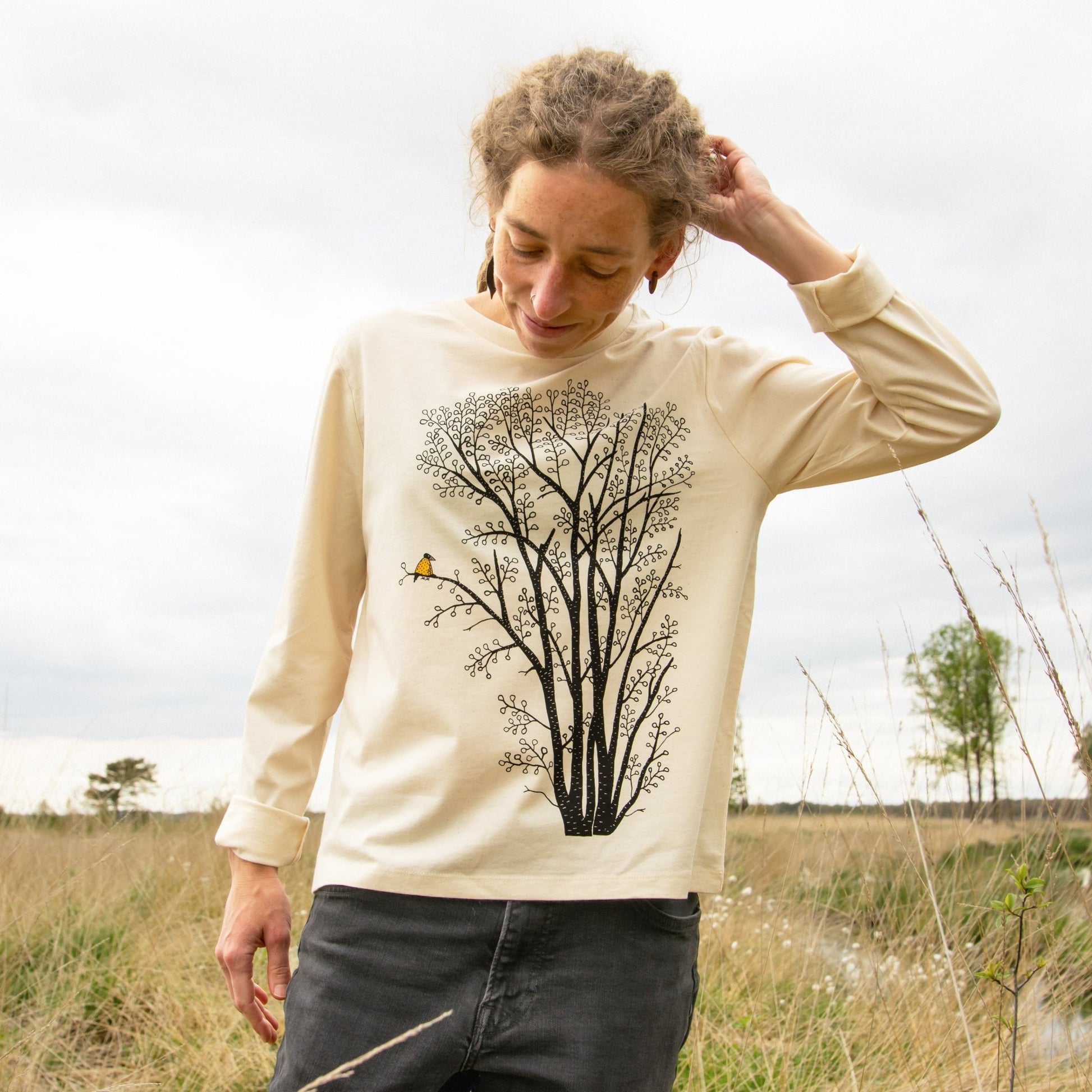 sweatshirt Baum Print als nachhaltige Naturmode für Frauen. Eine nahe Vorderansicht zeigt das naturfarbene Bio-Longsleeve aus schwerer Baumwolle mit dem botanischen Pflanzen-Motiv.
