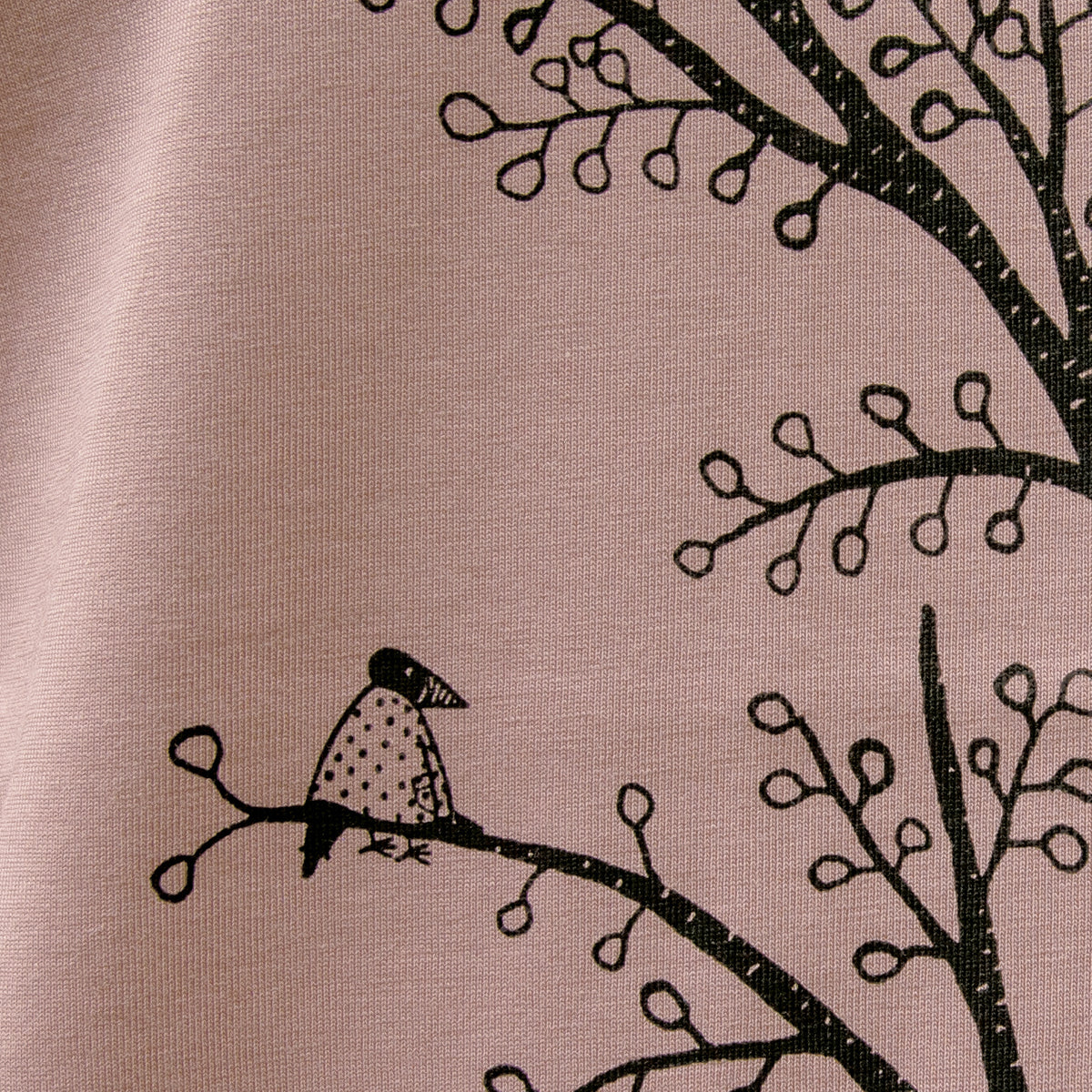 Baum T-Shirt Grafik-Design in der Nahaufnahme. Detailansicht des filigranen Erlenbaum-Siebdrucks auf dem fliederfarbenen Bio-Stoff, handbedruckt im eigenen Atelier in Hannover.
