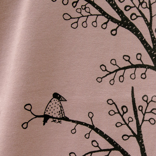 Baum T-Shirt Grafik-Design in der Nahaufnahme. Detailansicht des filigranen Erlenbaum-Siebdrucks auf dem fliederfarbenen Bio-Stoff, handbedruckt im eigenen Atelier in Hannover.
