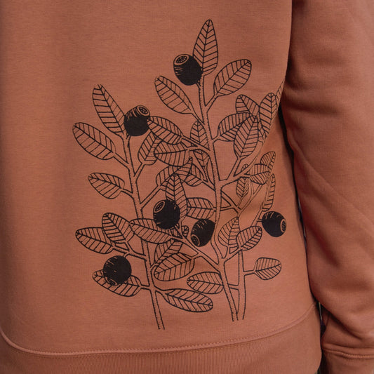 Blaubeere Hoodie Grafik-Design in der Nahaufnahme. Detailansicht des filigranen botanischen Beeren-Siebdrucks auf dem braunen Bio-Stoff (350g/qm), handbedruckt im eigenen Atelier in Hannover.

