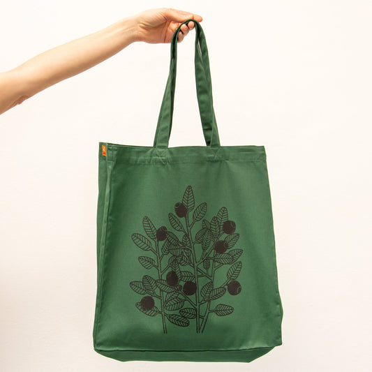 Blaubeere Jutebeutel in Bottle Green als originelle Geschenkidee für Natur-Fans. Nachhaltige flaschengrüne Tote Bag aus Bio-Baumwolle mit dem botanischen Beeren-Motiv.
