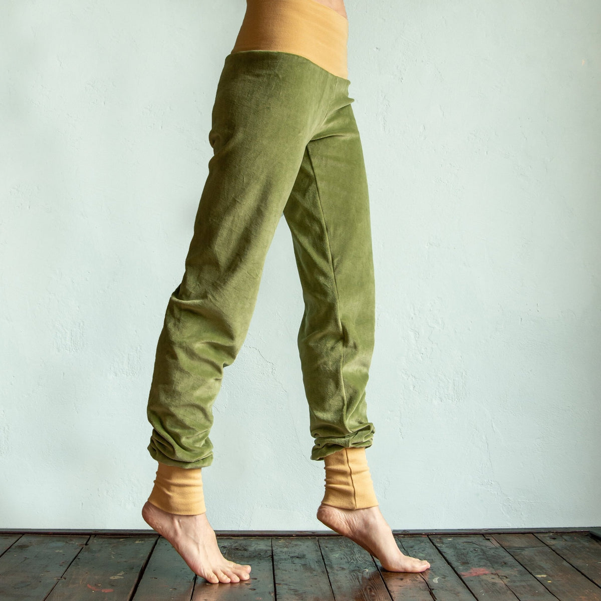 Bio Yogahose aus Nicki in moss green / light yellow S, M, L