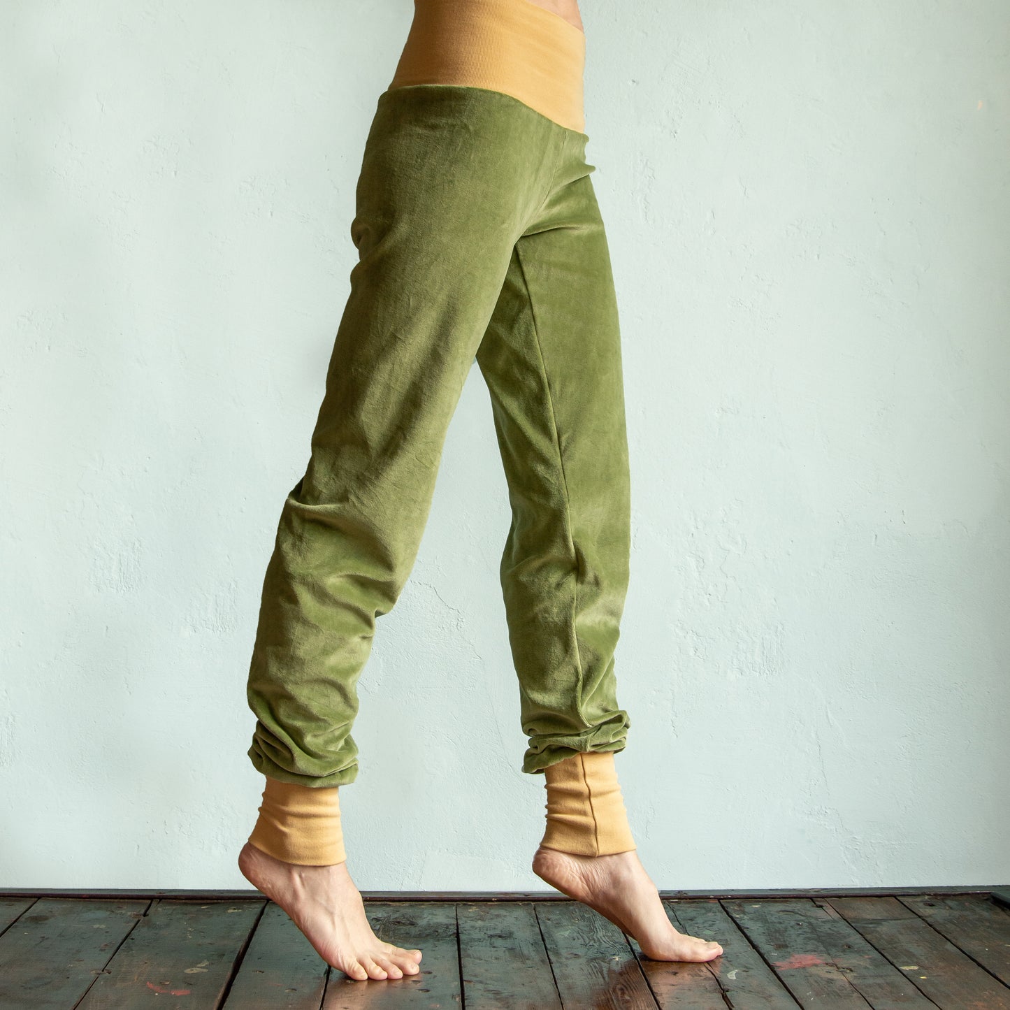 Bio Yogahose aus Nicki in moss green / light yellow