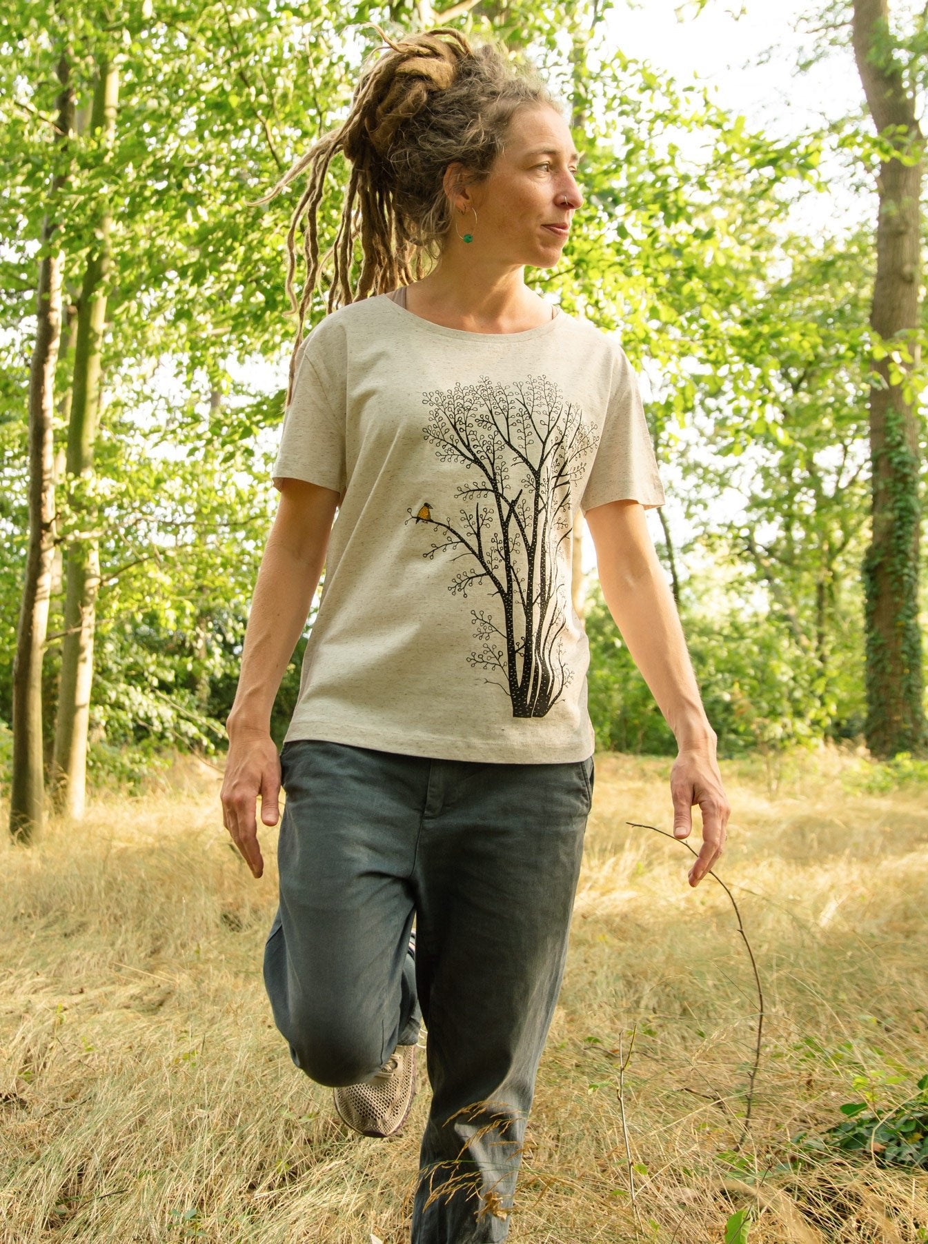 Damen Bio-T-Shirt mit großem Baum-Motiv, Erle und Elster, Frau spaziert im Wald