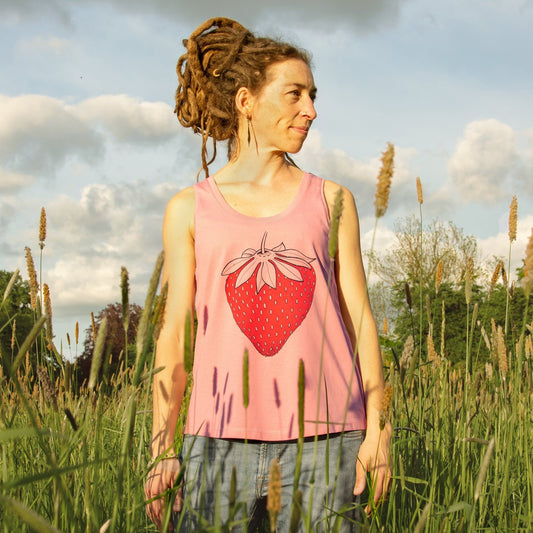 Erdbeer Tank-Top für Damen im sommerlichen Farbton Canyon Pink. Die klassische Vorderansicht zeigt das große Früchte-Motiv als hochwertigen Frontprint auf dem Bio-Trägertop.
