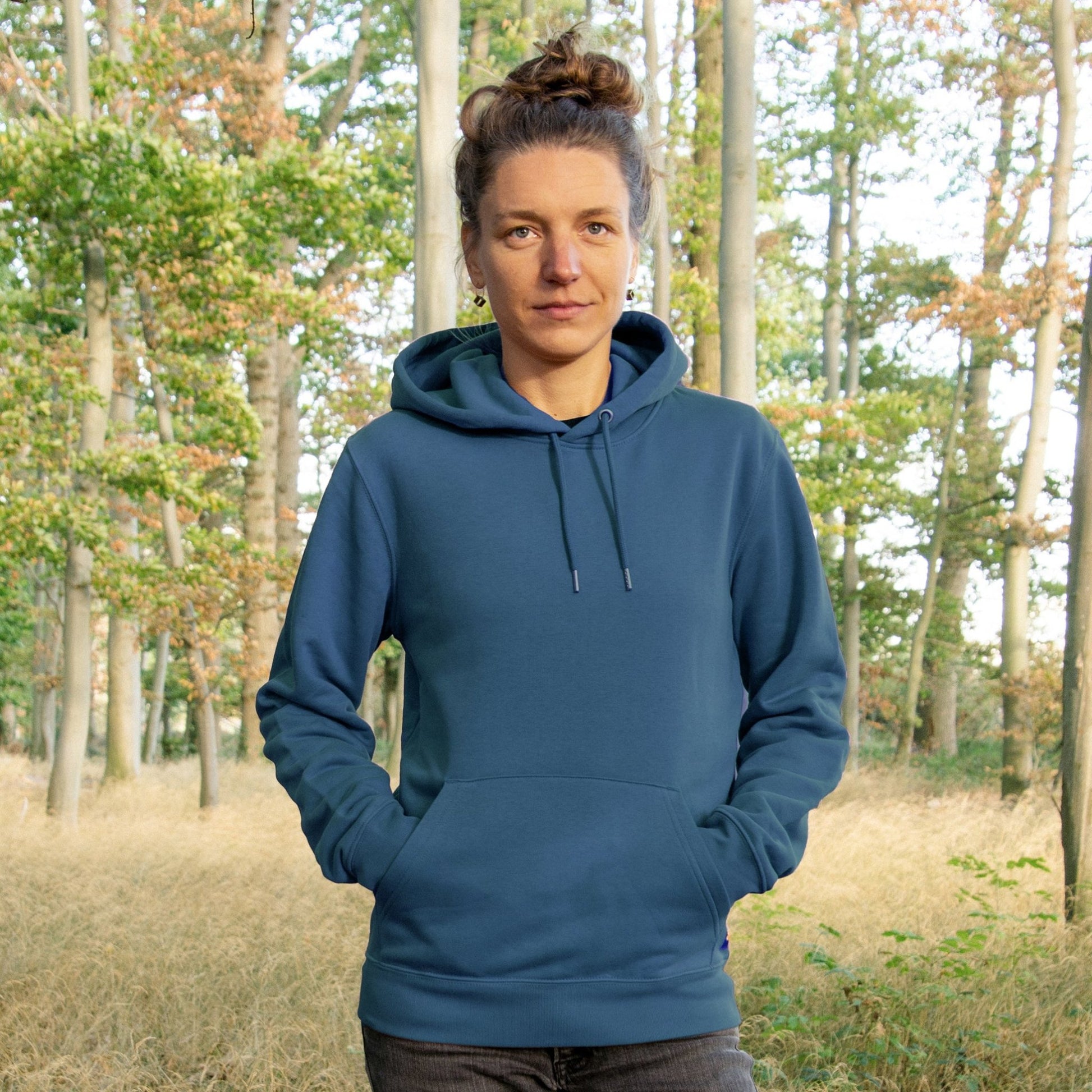 Fuchs Hoodie aus Bio-Baumwolle für Damen. Die klassische Vorderansicht des weichen, blau-grünen Kapuzenpullovers im Farbton Deep Teal zeigt den bequemen Schnitt und die Kapuze.
