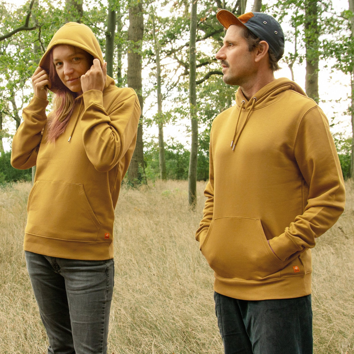Fuchs Hoodie aus Bio-Baumwolle im warmen Farbton Ocker. Die klassische Vorderansicht des Unisex-Kapuzenpullovers zeigt den bequemen Schnitt und die hochwertige Verarbeitung des Stoffes.