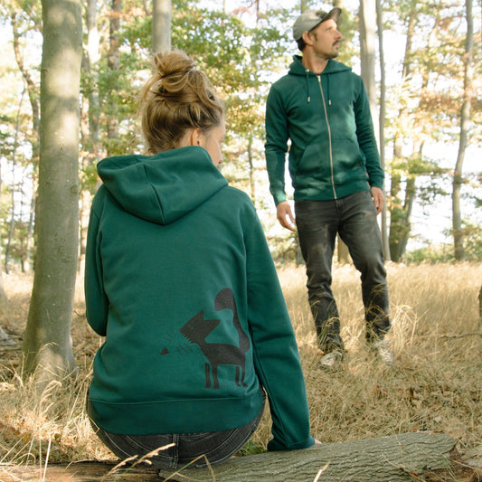 Fuchs Kapuzenjacke im Unisex-Schnitt in der Farbe Glaze Green. Eine Frau und ein Mann präsentieren gemeinsam die hellgrüne Zip-Jacke als sportlichen Partnerlook.
