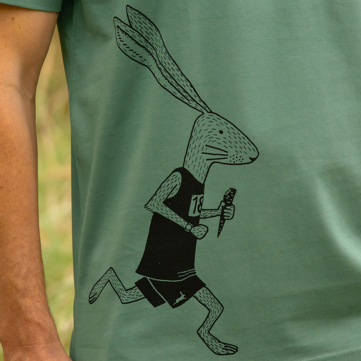 Hase Siebdruck aus Hannover: Mann mit Laufhasen T-Shirt, großer Laufhase vorne unten links auf dem Shirt.