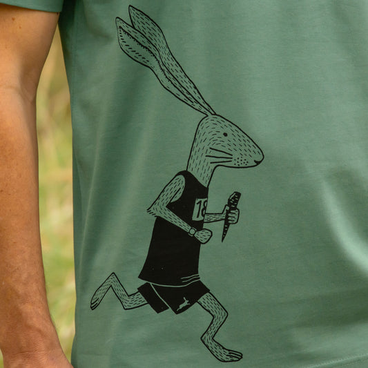 Hase Siebdruck aus Hannover: Mann mit Laufhasen T-Shirt, großer Laufhase vorne unten links auf dem Shirt.