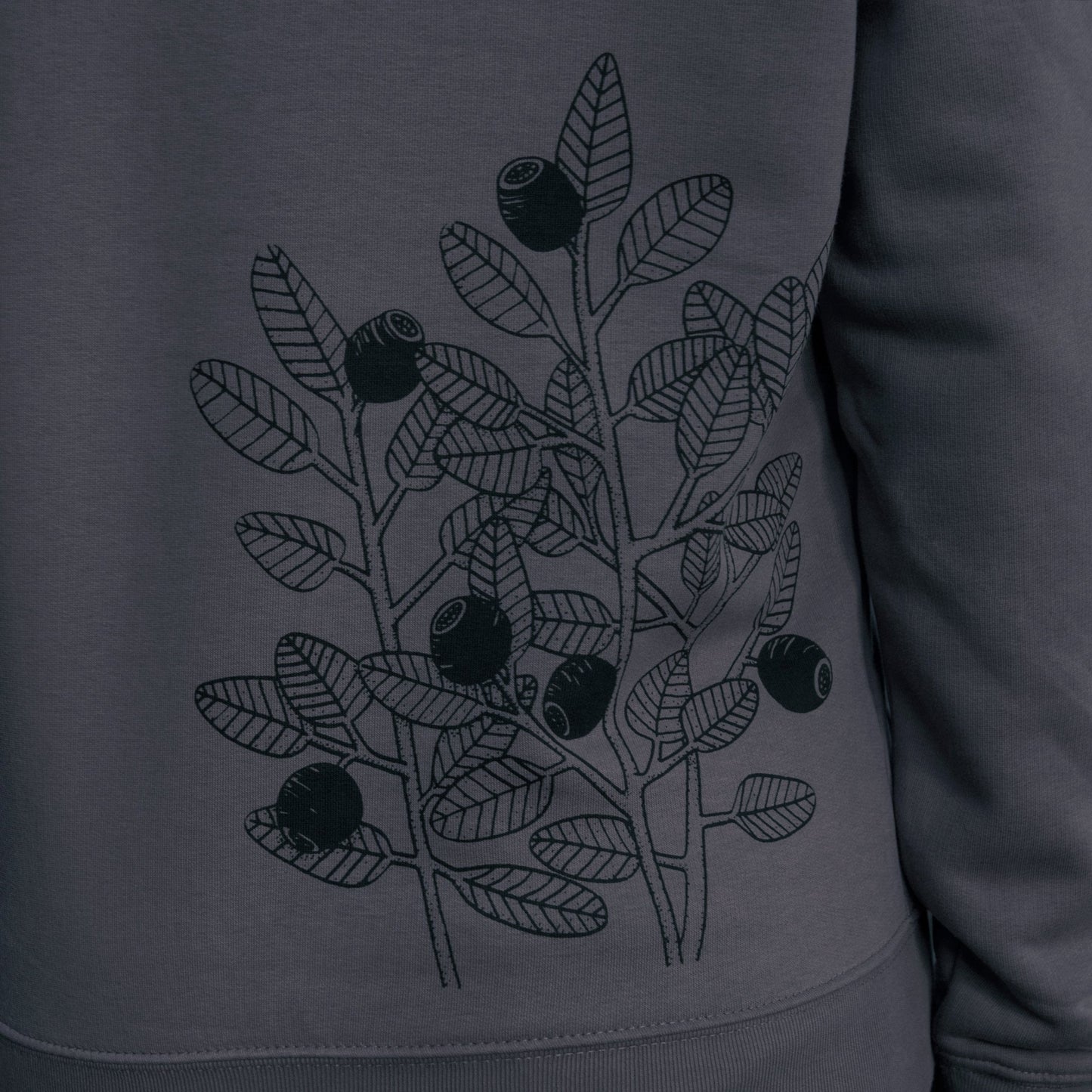 Blaubeere Hoodie Grafik-Design in der Nahaufnahme. Detailansicht des filigranen Beeren-Siebdrucks auf dem dunkelgrauen Bio-Stoff, handbedruckt im eigenen Atelier in Hannover.
