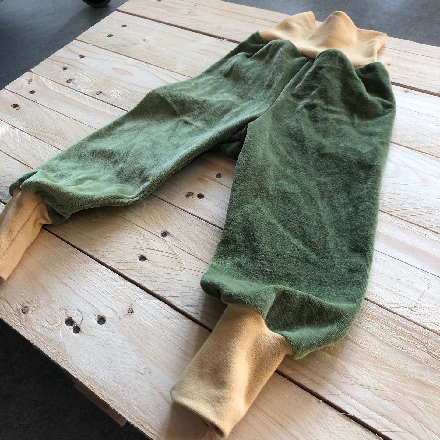 Kinder Nickihose in moss green / light yellow 128