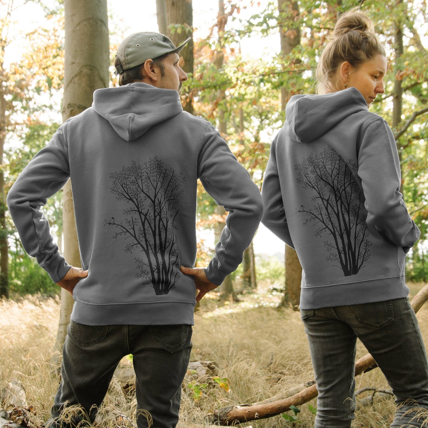 Damen Kapuzenjacke Baum Motiv im Unisex-Schnitt in Anthrazit.