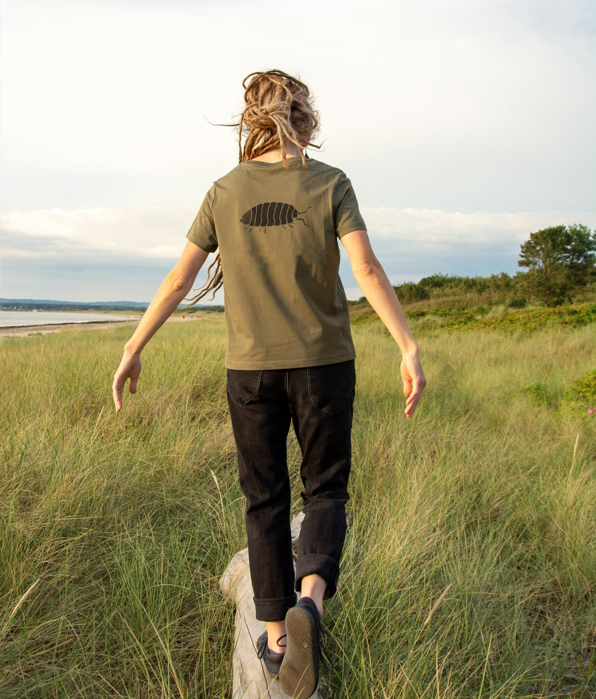 Frau mit Kellerassel Backprint auf T-shirt am Strand